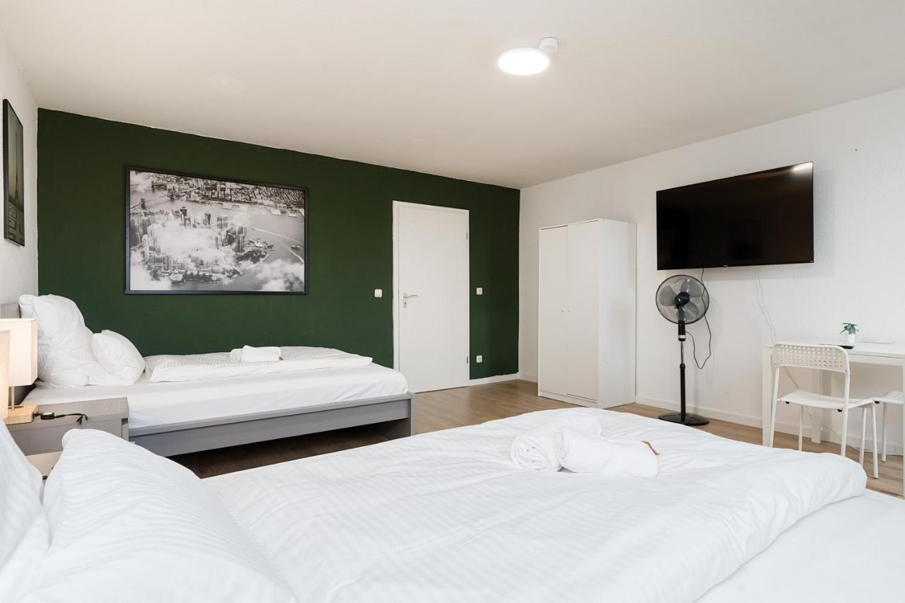 Einfach Aber Sehr Komfortabel - Wohnung Fuer 6 Personen - 2Xwc - Grupen, Messe, Monteure, Studenten - Voll Ausgestattet - 6 Betten 140X200Cm Hochwertig, 3 Smart-Tv 55 Zoll Netflix, 1000 Mbit Wlan, Voll Ausgestattete Kueche Duisburg Exterior foto