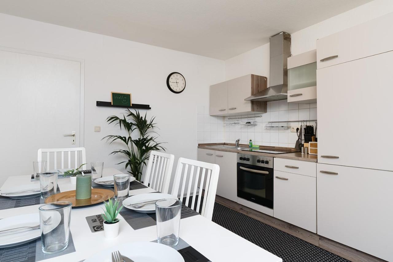 Einfach Aber Sehr Komfortabel - Wohnung Fuer 6 Personen - 2Xwc - Grupen, Messe, Monteure, Studenten - Voll Ausgestattet - 6 Betten 140X200Cm Hochwertig, 3 Smart-Tv 55 Zoll Netflix, 1000 Mbit Wlan, Voll Ausgestattete Kueche Duisburg Exterior foto